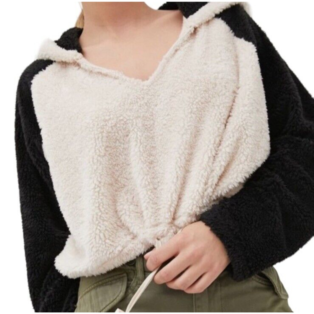 Urban Outfitters Tilly Cozy Faux Fur V Neck Cropped Hoodie Women's Medium - Picture 1 of 11